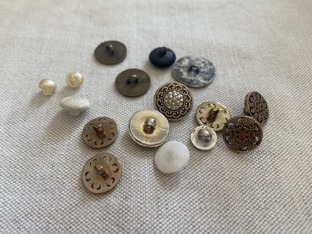 Boutons à queue de matières différentes.