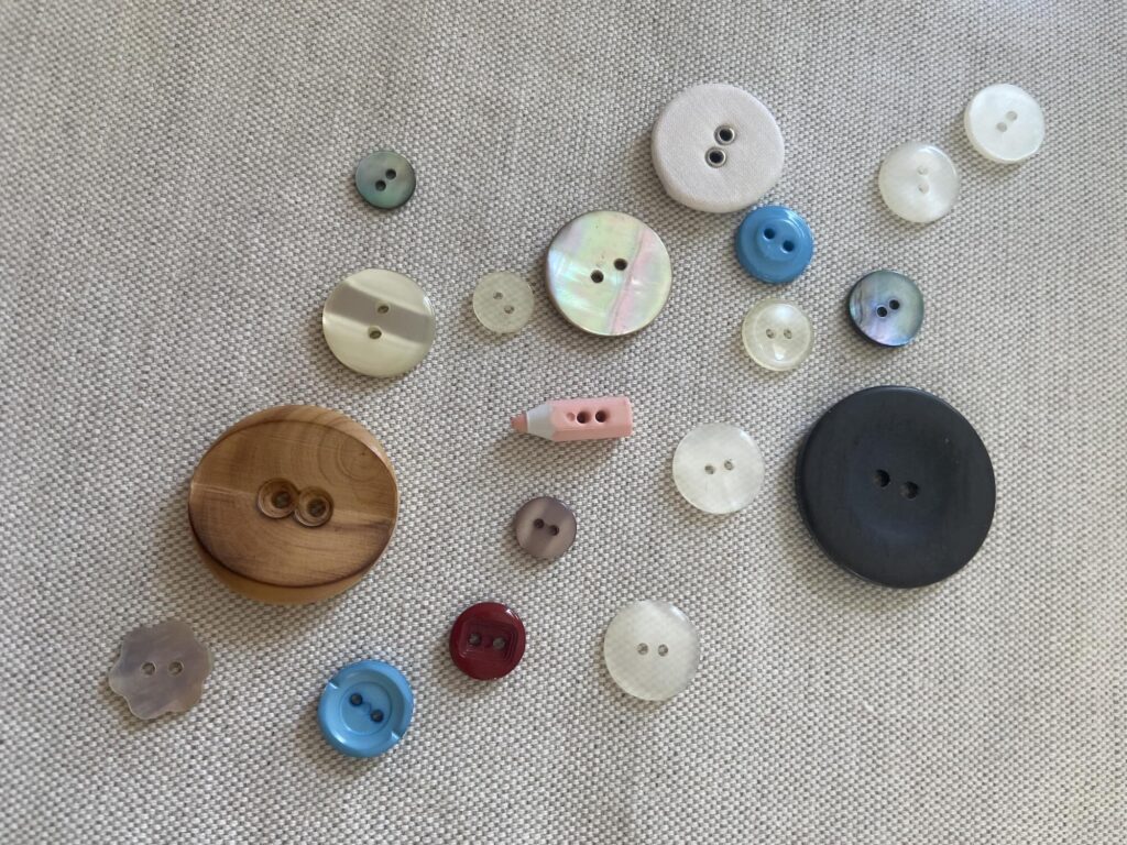 Une sélection de bouton deux trous de différentes formes, tailles et couleurs.