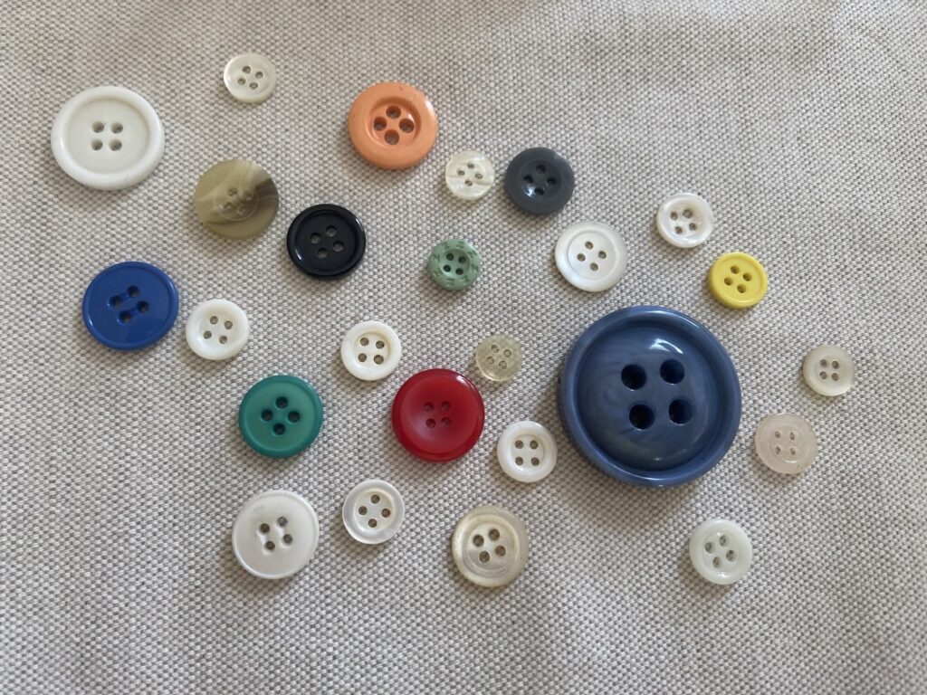 Boutons quatre trous de couleurs et de formes différentes.