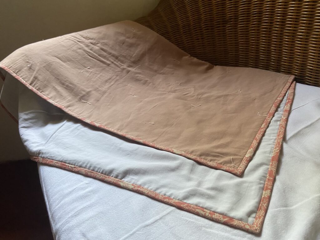 Comment coudre du biais sur une couverture.