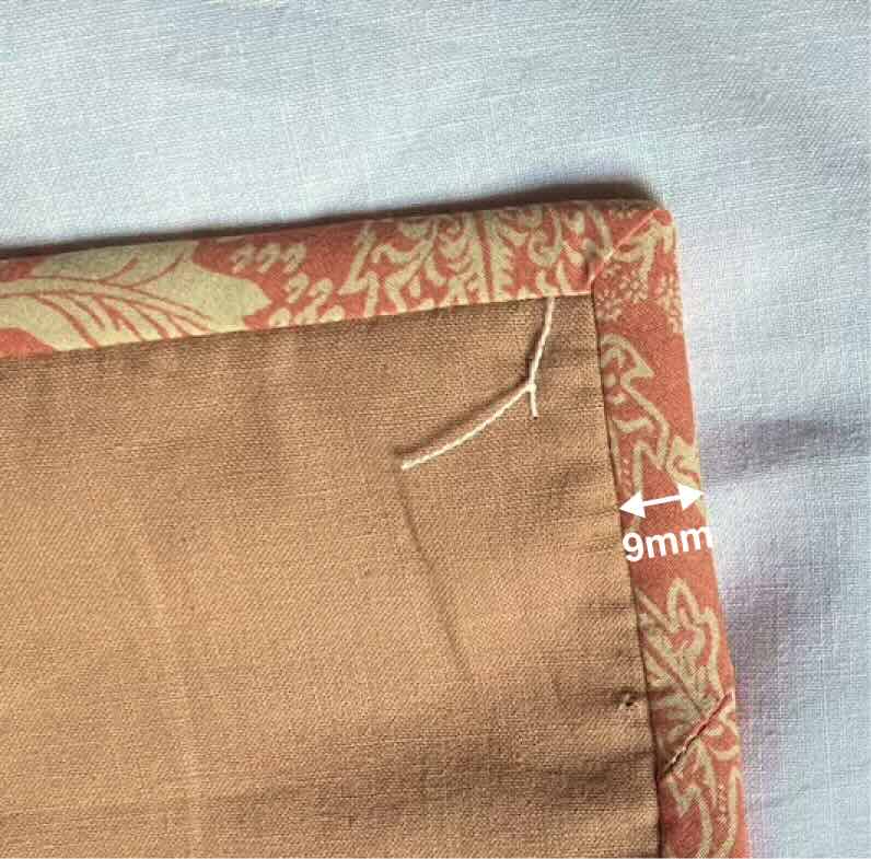 Mesure d'un biais cousu sur une couverture.