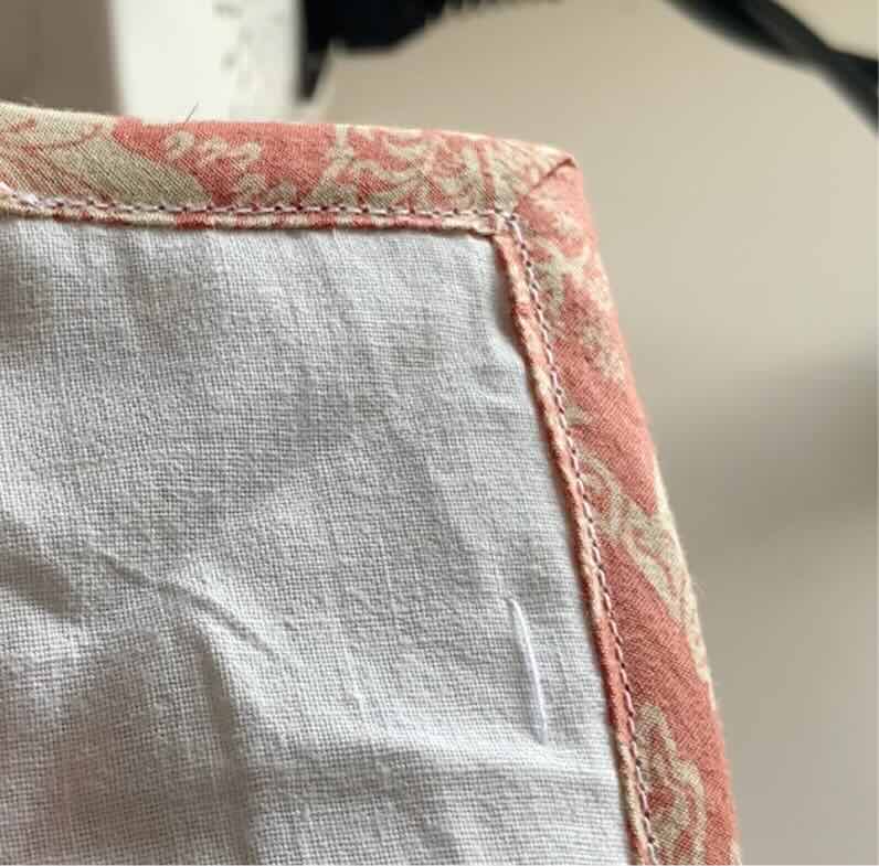 Couverture à l'envers avec le biais cousu.