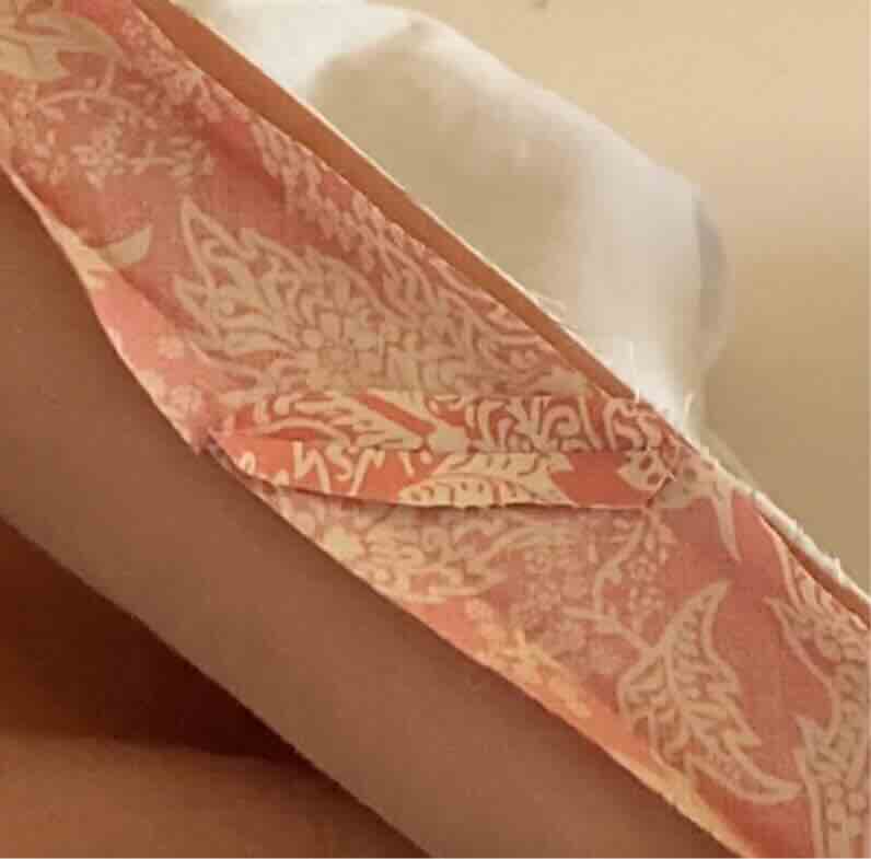 Le biais est à plat et la couture du biais ouverte.