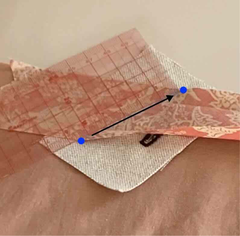 La ligne de couture est tracée sur l'autre extrémité du biais.