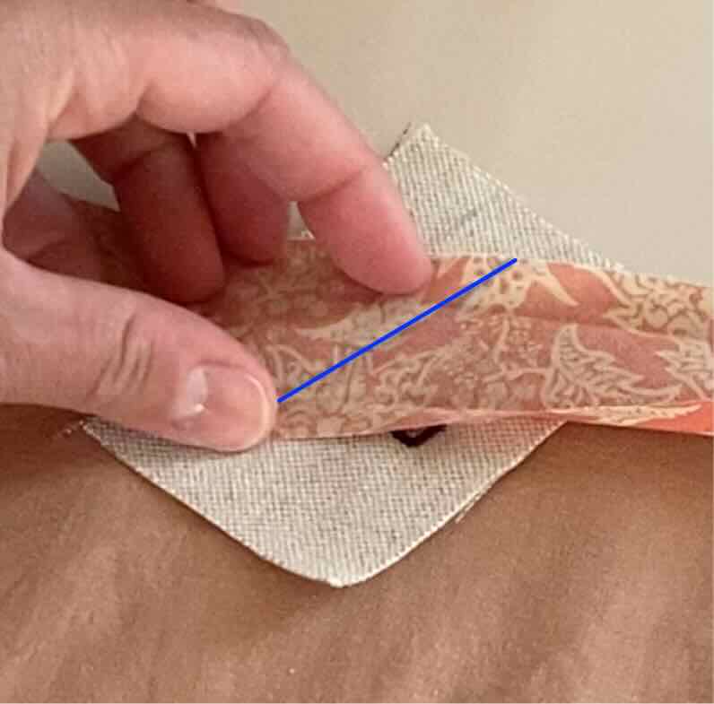Le trait de couture a été tracé à 45 degrés dans la largeur du biais.