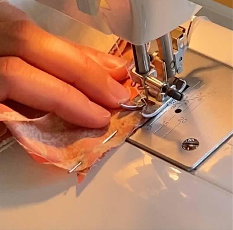 Les extrémités du biais sont cousues entre elles.