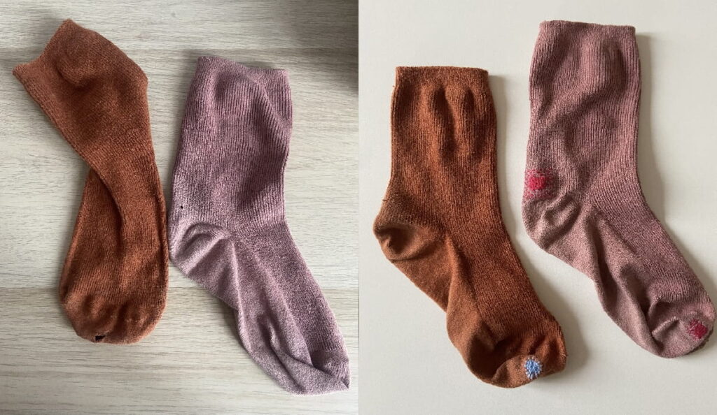 Avant après des réparations de trous sur des chaussettes au niveau du talon et des orteils, réalisées avec un fil de laine contrastant.