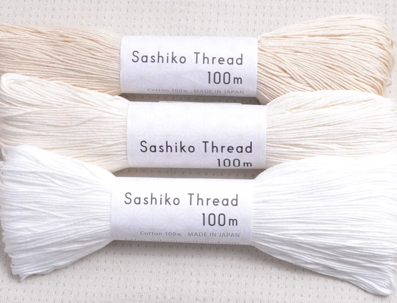Trois bobines de fils spécialement conçues pour faire du sashiko.