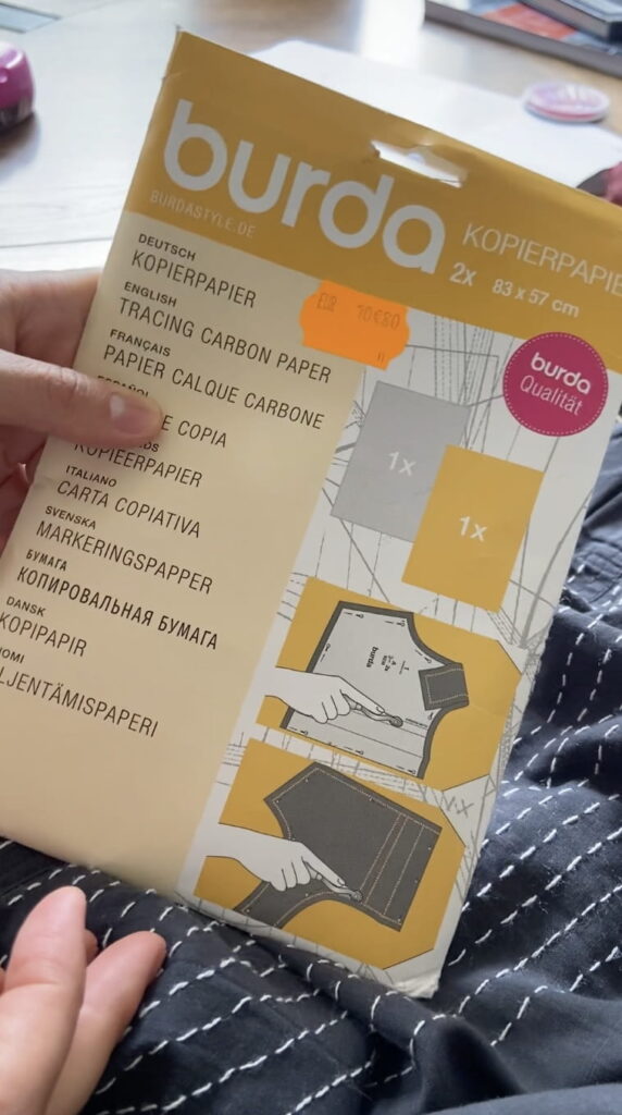 Papier carbone jaune de la marque Burda.