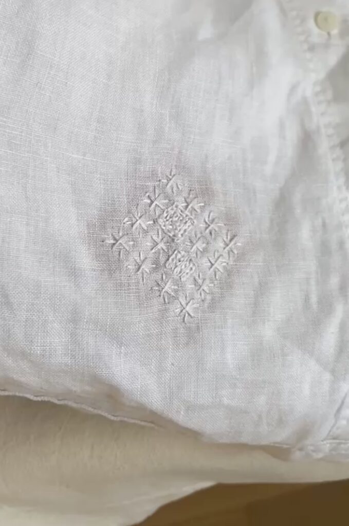 Broderie sashiko sur une chemise en lin blanc.