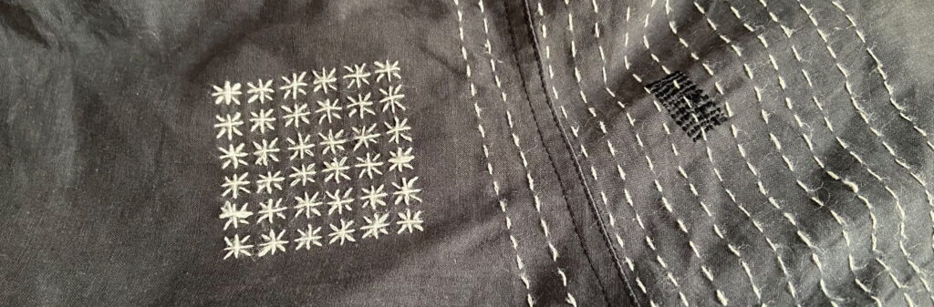 Broderie sashiko sur motif Komézashi réalisée sur short noir.