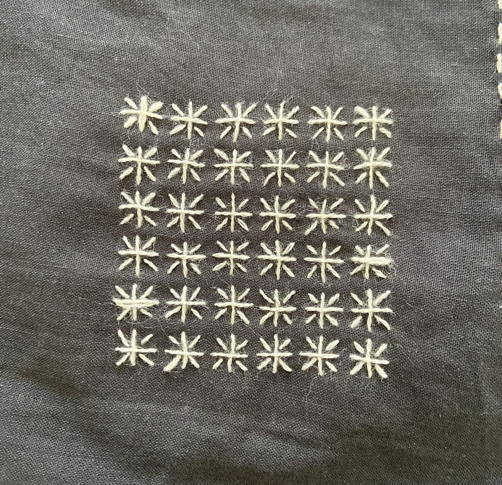 Broderie sur les points en diagonale de droite à gauche