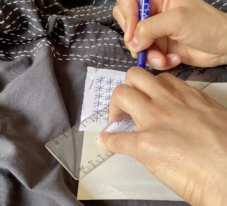 Tracés au stylo sur le motif sashiko pour le transférer sur le short.